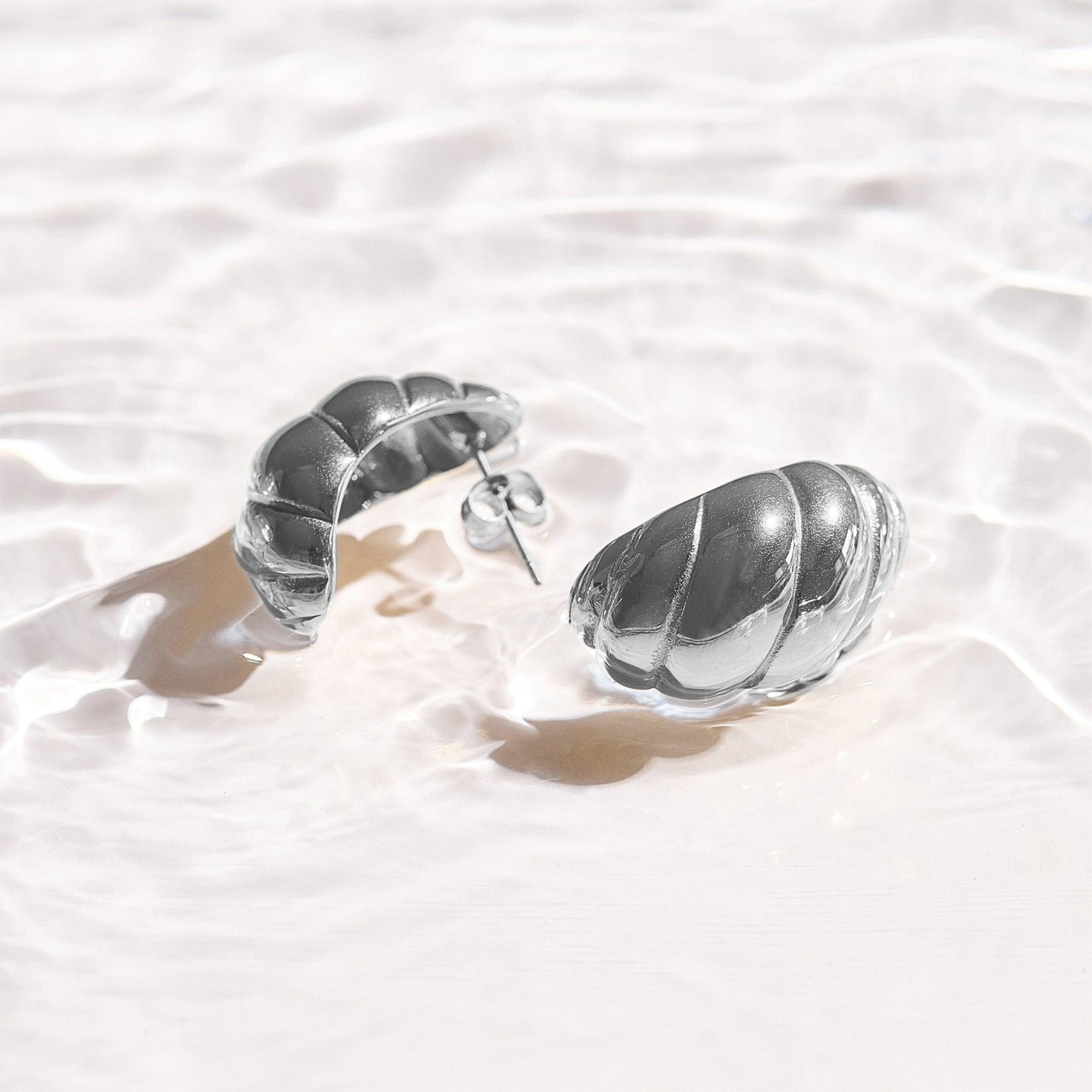 Evry Jewels Twist Shell Dome Earrings