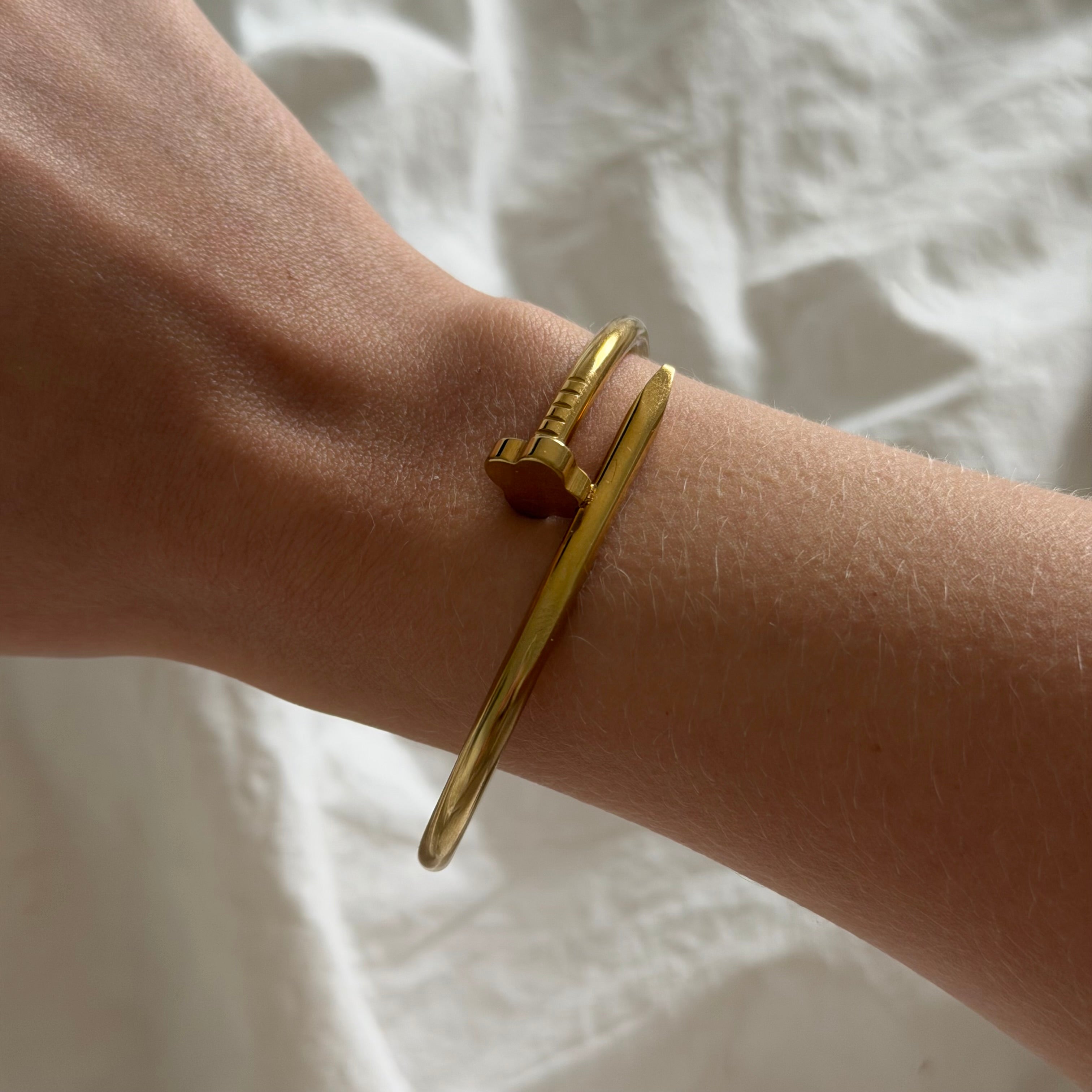 Evry Jewels Hold Me Tight Bangle