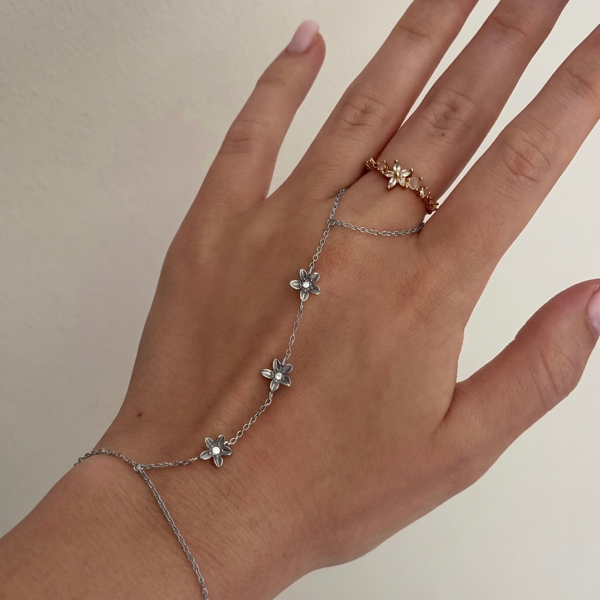 Evry Jewels The Slide On Hand Chain Collection